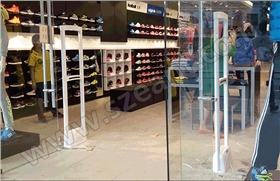 阿迪達斯（adidas）服裝防盜門