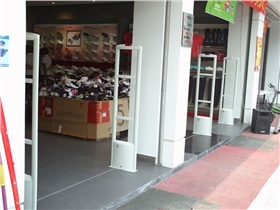 喬丹旗艦店現場安裝服裝防盜設備圖