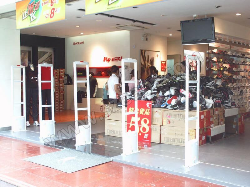 喬丹旗艦店安裝服裝防盜系統